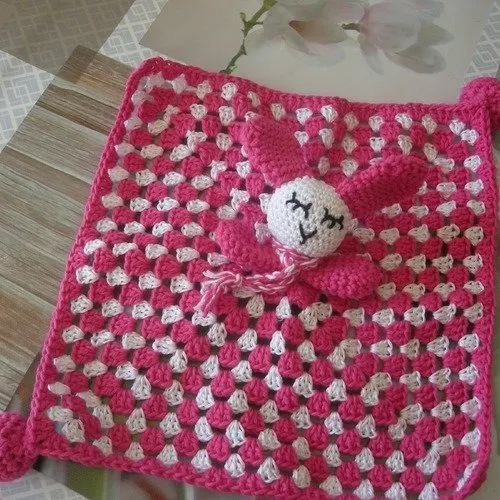 Doudou lapin au crochet fait main