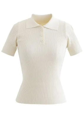 Haut en tricot ajusté à manches courtes à trois boutons en crème