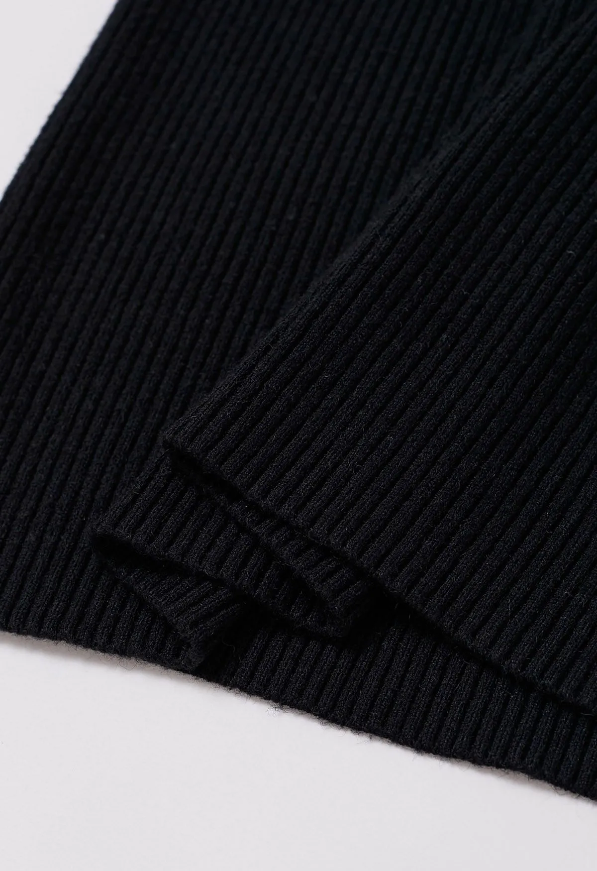 Haut en tricot côtelé avec nœud papillon et œillets brodés en noir