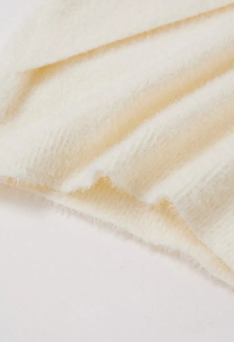 Haut en tricot pelucheux à épaules dénudées et devant croisé en crème