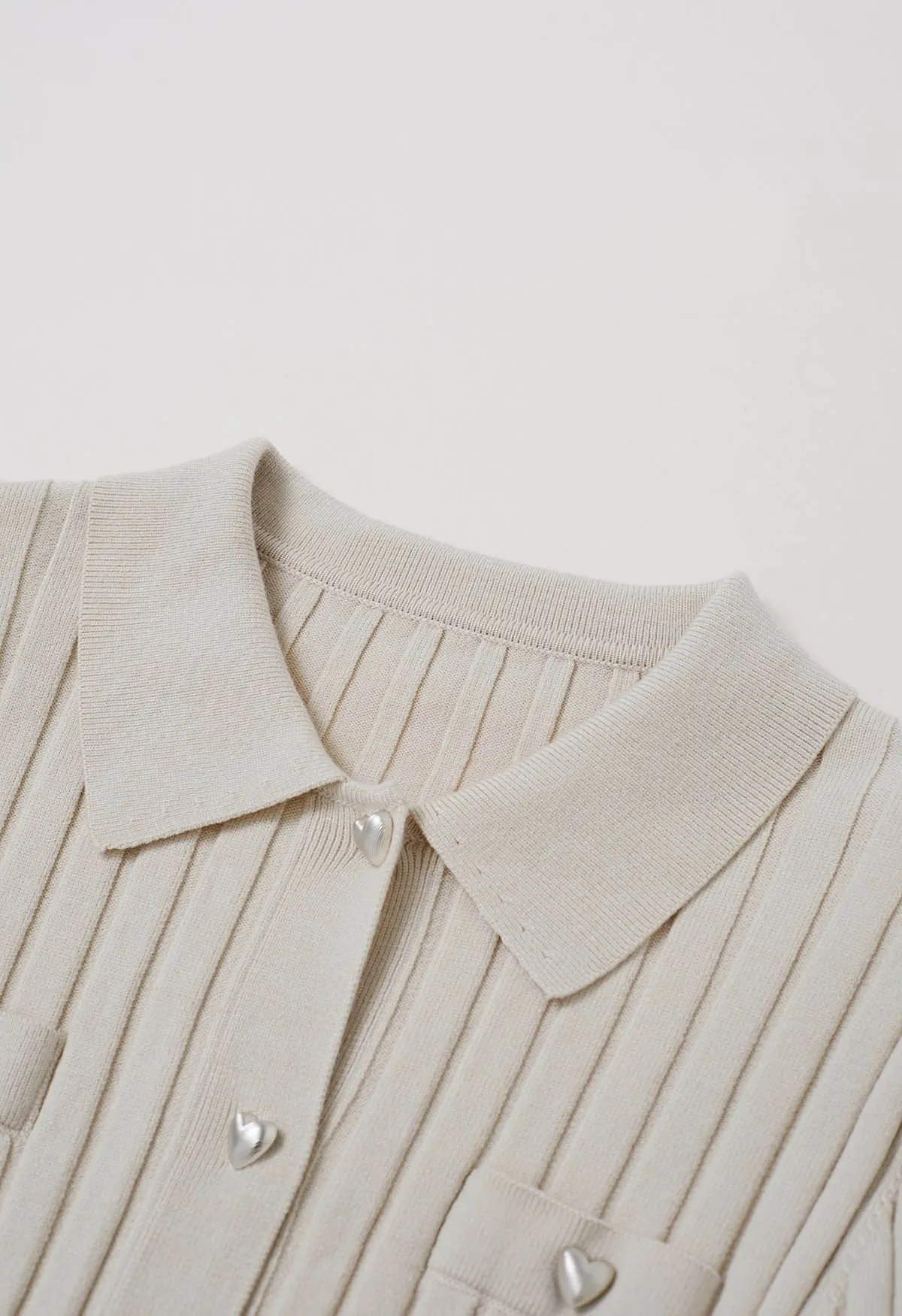 Haut en tricot à col boutonné en forme de cœur en ivoire