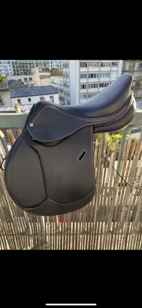 Selle neuve taille 17,5